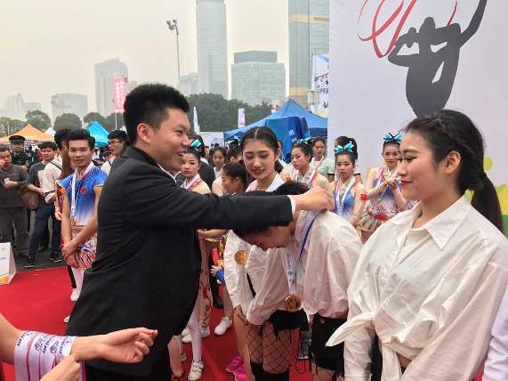 赛事嘉宾为世界杯官网队员颁奖.jpg