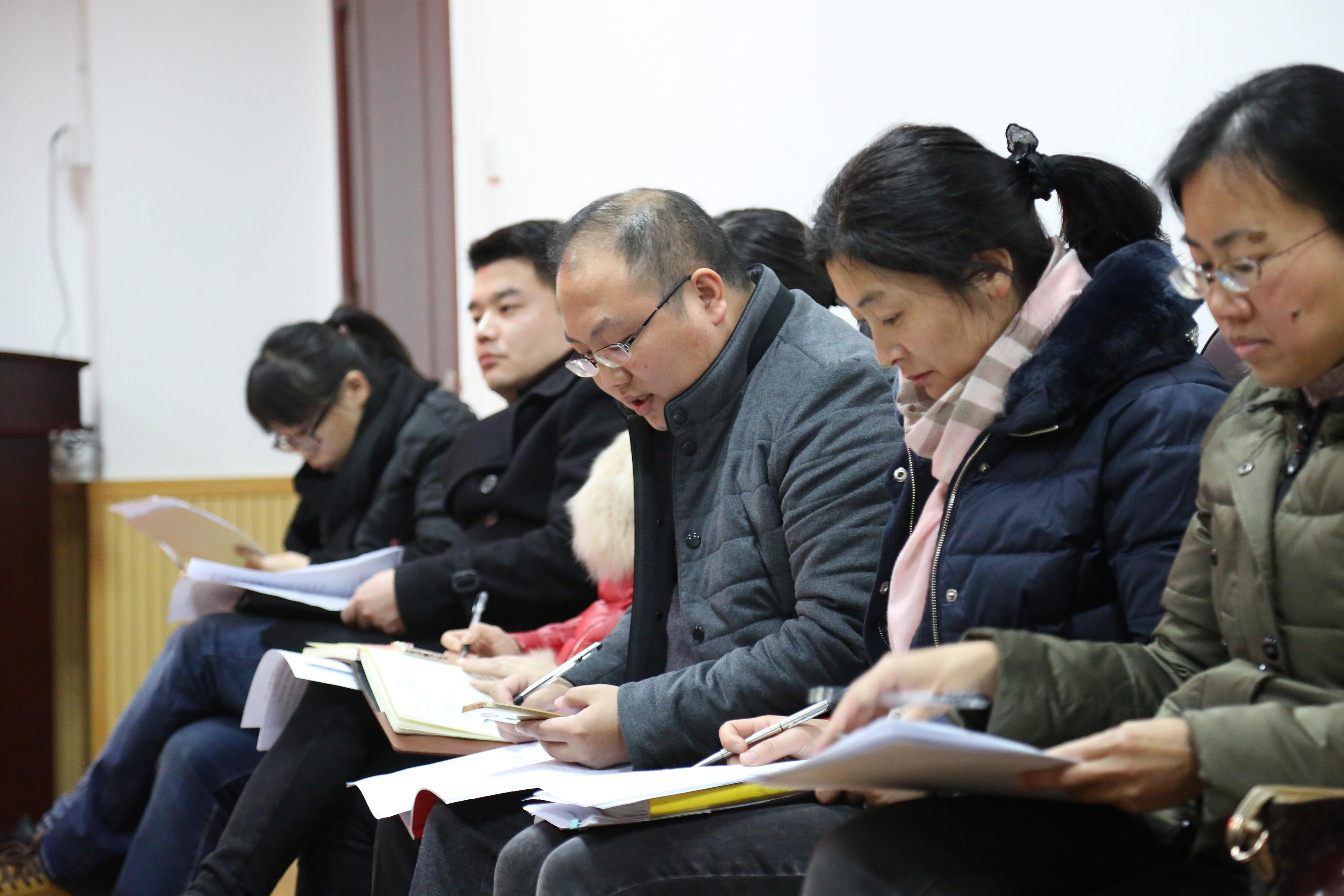 与会人员认真聆听述职
