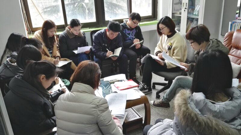 学生党支部组织生活会和民主评议场景