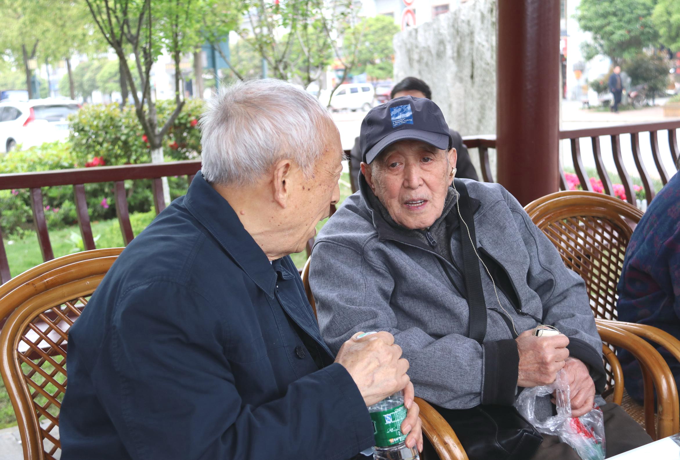 老同志相互交流谈感受