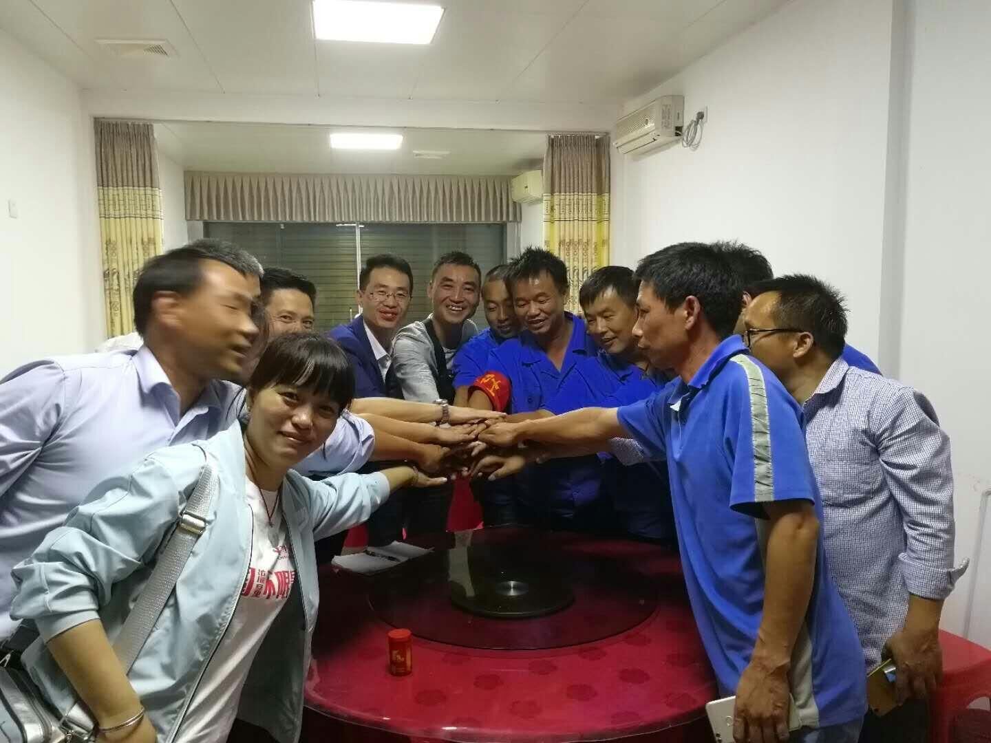 团队深夜复盘，虽身心俱疲，但收获满满