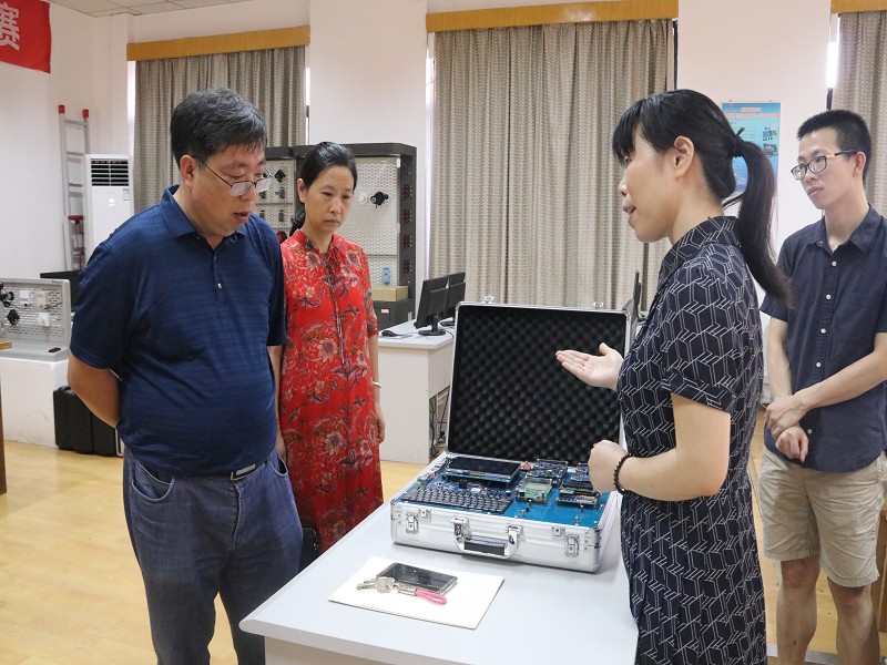 专家组参观物联网实训室 专家组参观物联网实训室