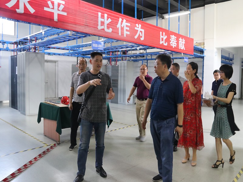 专家组参观综合化维护基地 专家组参观综合化维护基地
