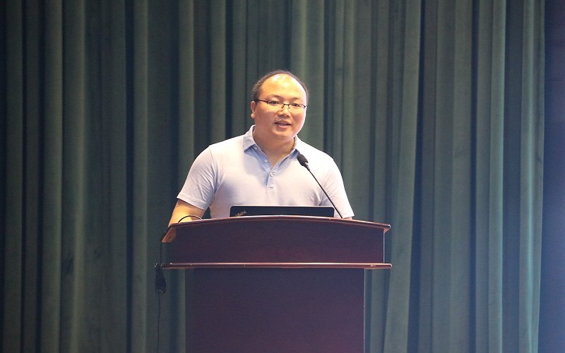 教师代表李崇鞅作《以勤为梯练技能 以恒为翼甘奉献》的发言 教师代表李崇鞅作《以勤为梯练技能 以恒为翼甘奉献》的发言